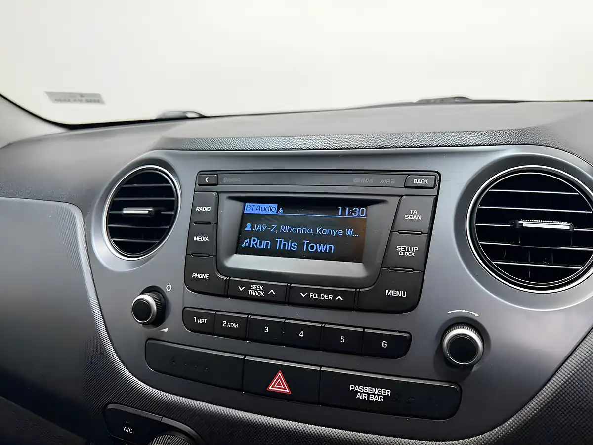Used 2017 Hyundai I10 Se White - Interior and Exterior details 16
