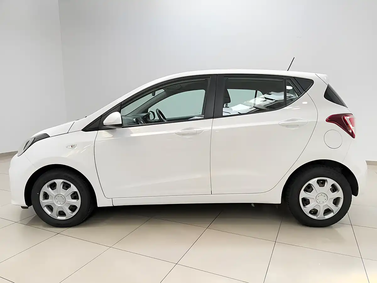 Used 2017 Hyundai I10 Se White - Interior and Exterior details 4