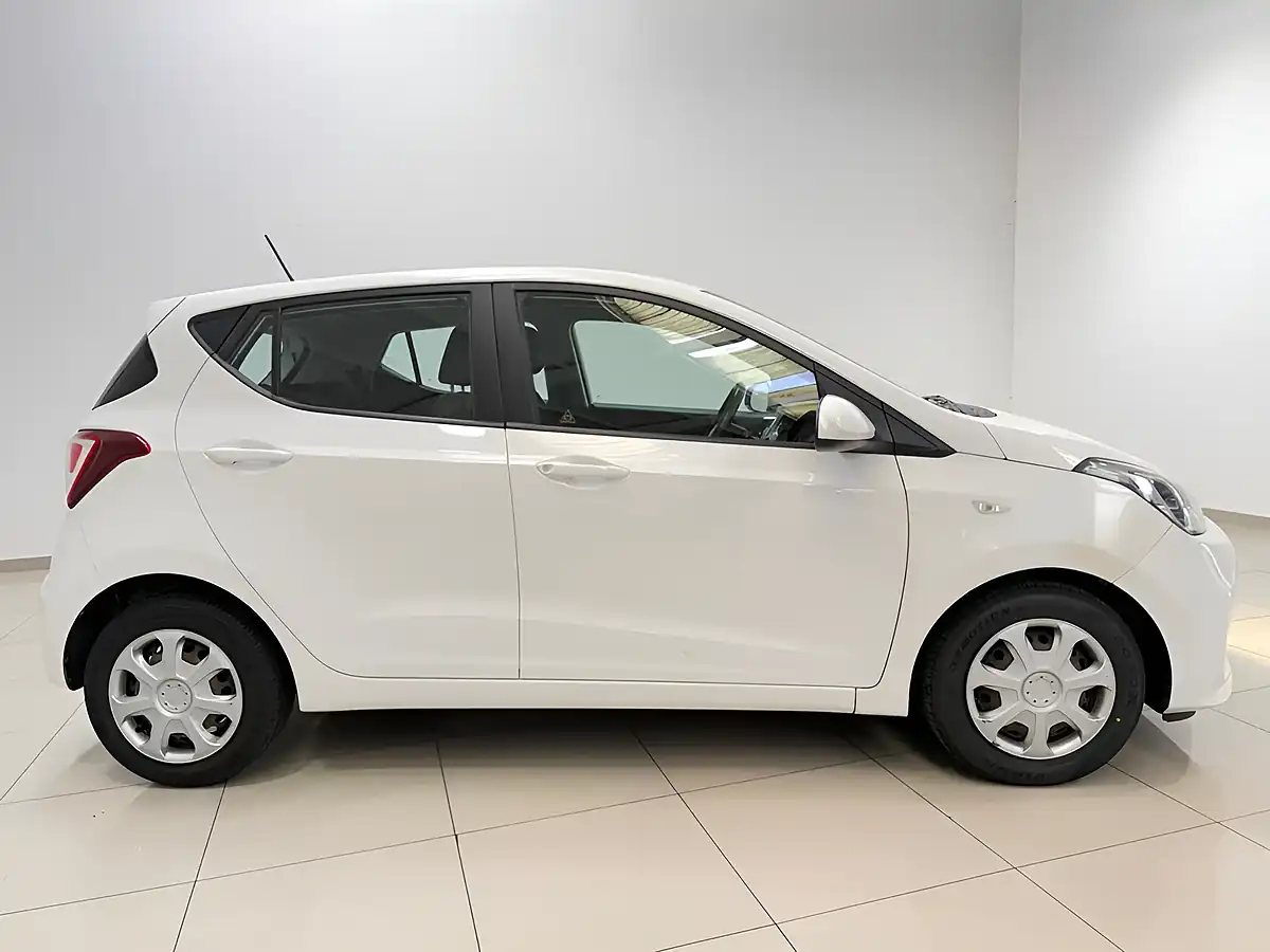 Used 2017 Hyundai I10 Se White - Interior and Exterior details 8