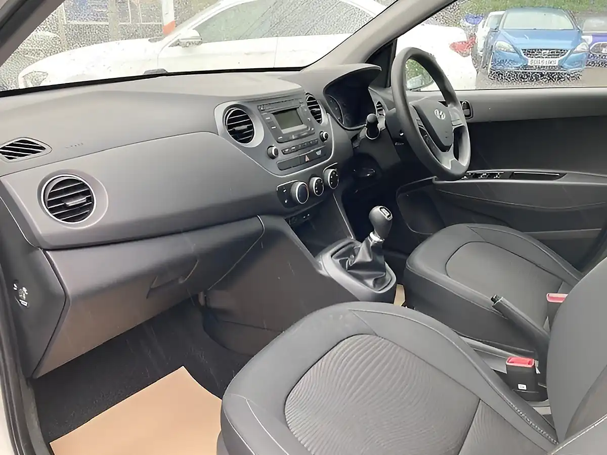 Used 2017 Hyundai I10 Se White - Interior and Exterior details 10