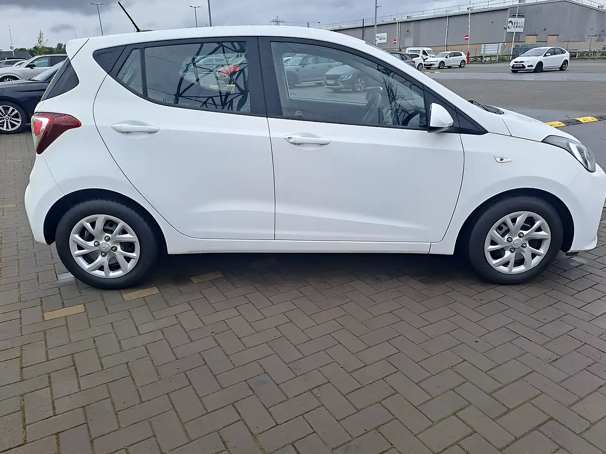 Used 2017 Hyundai I10 Se White - Interior and Exterior details 15