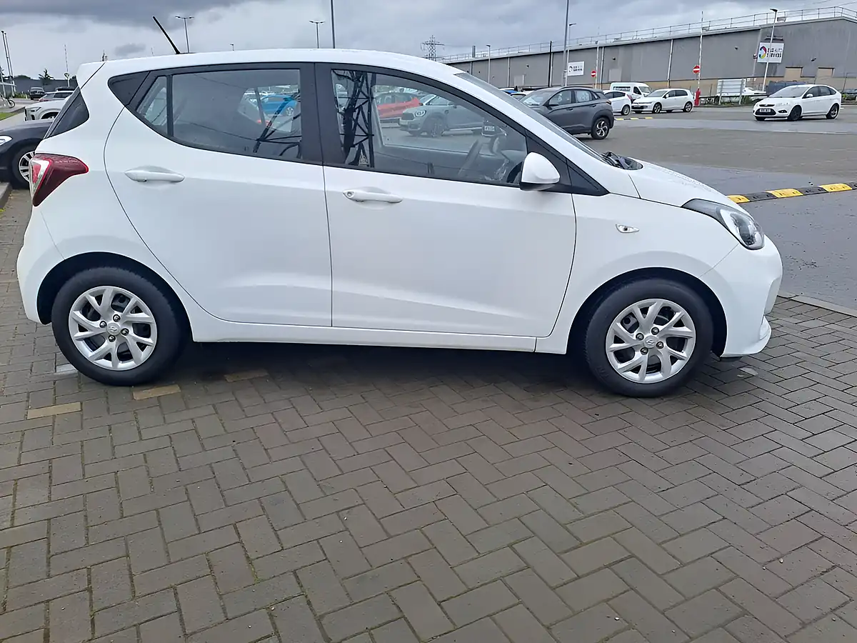 Used 2017 Hyundai I10 Se White - Interior and Exterior details 4