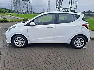 Used 2017 Hyundai I10 Se White - Interior and Exterior details 8