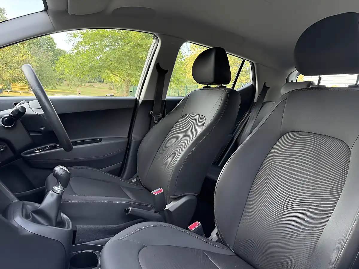 Used 2017 Hyundai i10 Se White - Interior and Exterior details 12