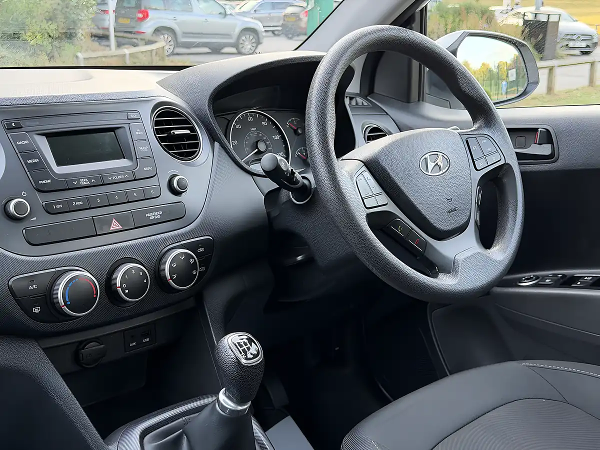 Used 2017 Hyundai i10 Se White - Interior and Exterior details 15