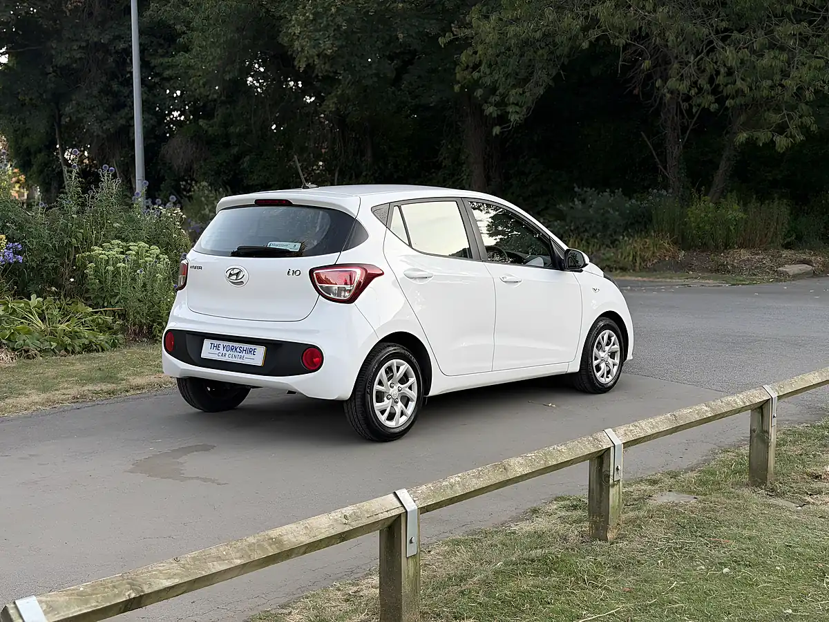 Used 2017 Hyundai i10 Se White - Interior and Exterior details 8