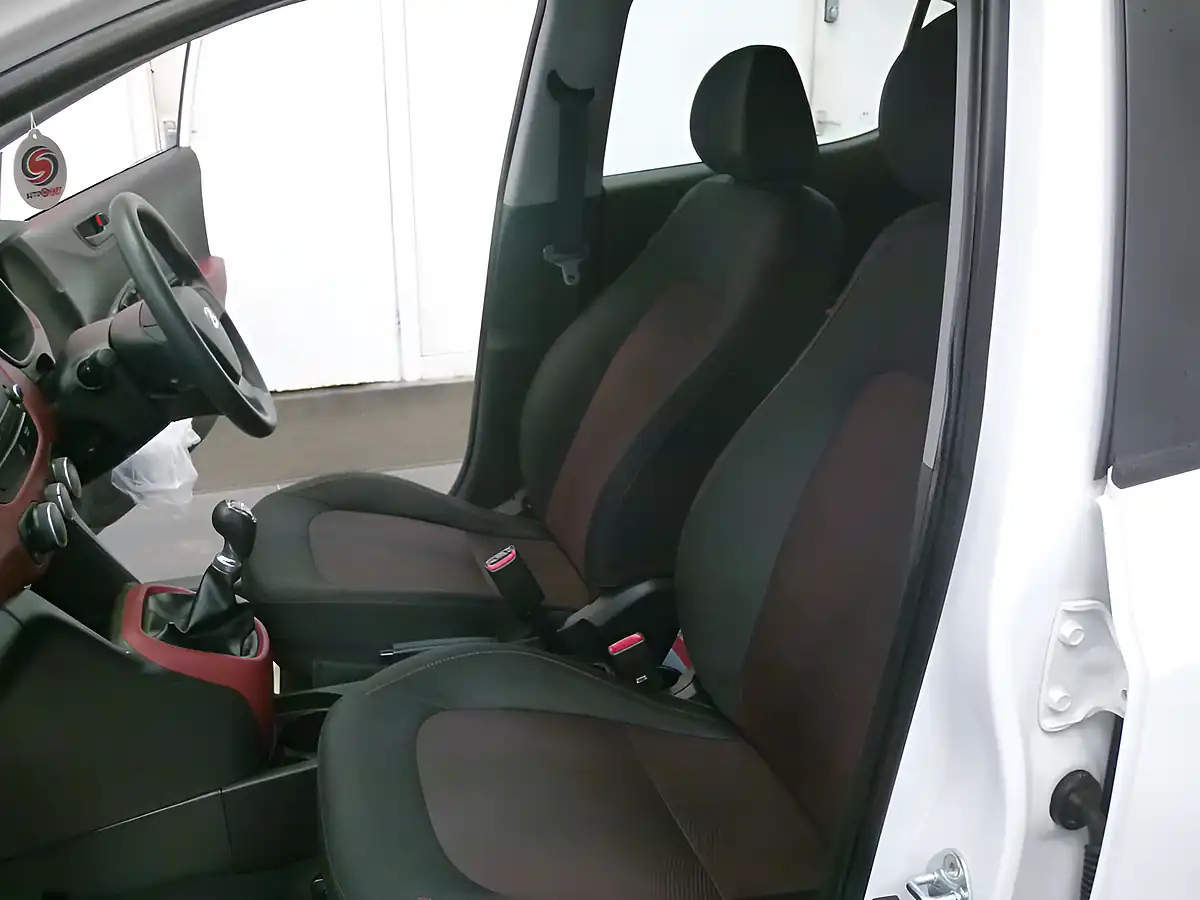 Used 2017 Hyundai i10 Se White - Interior and Exterior details 15