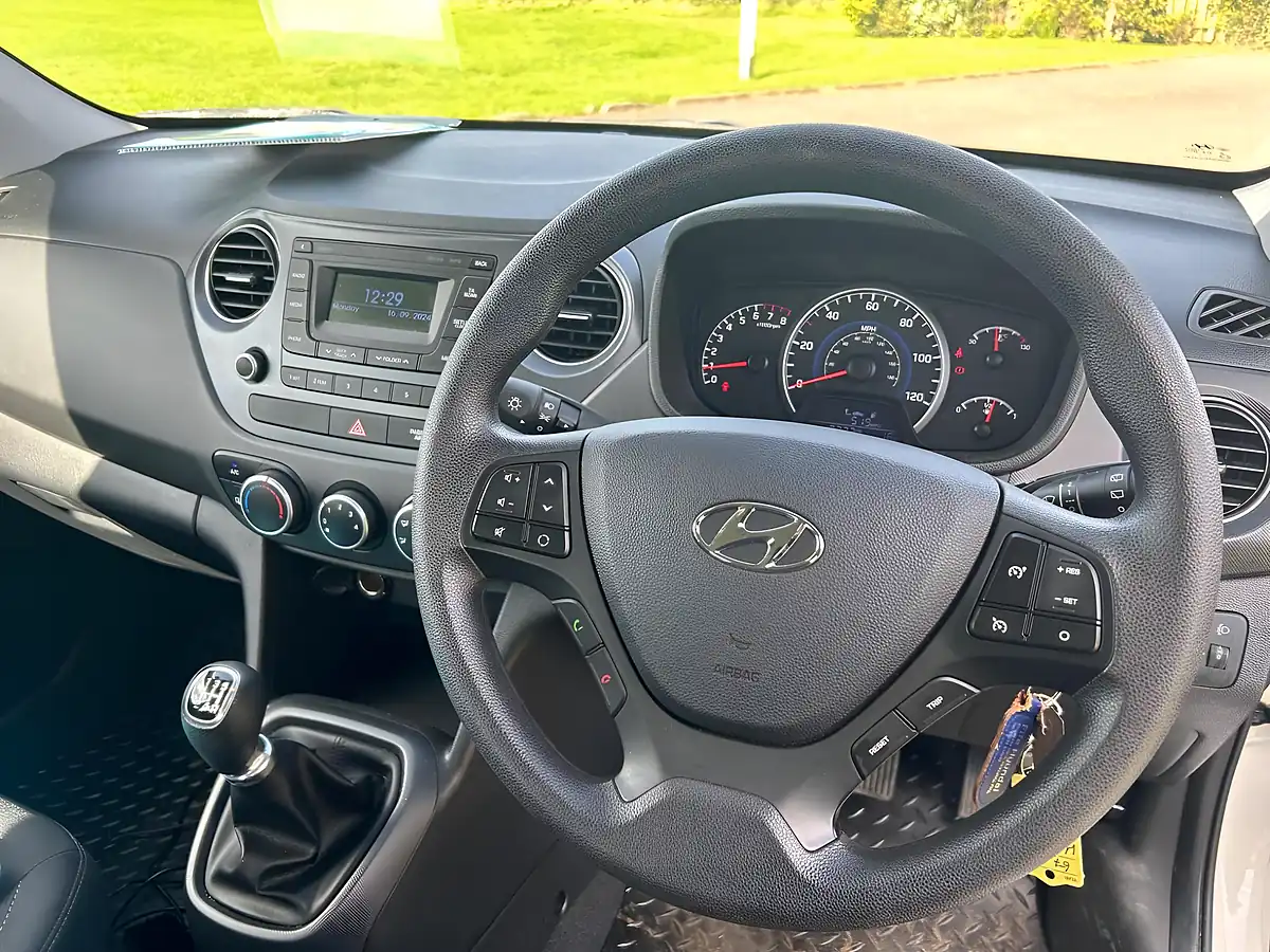 Used 2017 Hyundai i10 Se White - Interior and Exterior details 11