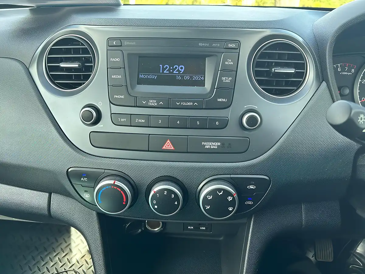 Used 2017 Hyundai i10 Se White - Interior and Exterior details 13