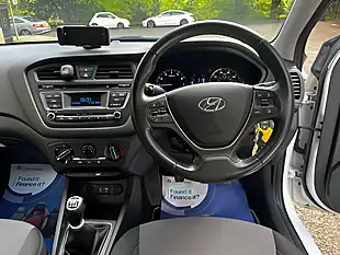Used 2017 Hyundai i20 Se Polar White - Interior and Exterior details 10