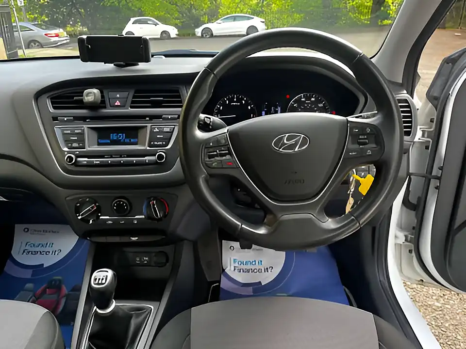 Used 2017 Hyundai i20 Se Polar White - Interior and Exterior details 10