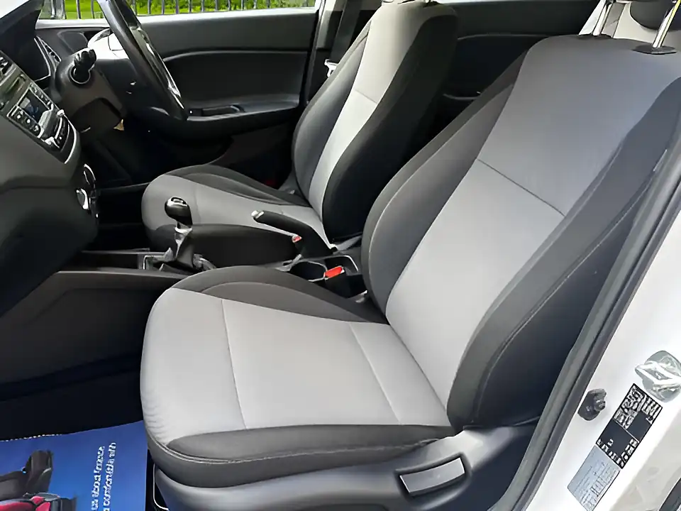 Used 2017 Hyundai i20 Se Polar White - Interior and Exterior details 11
