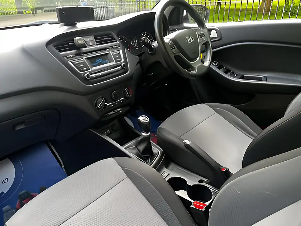 Used 2017 Hyundai i20 Se Polar White - Interior and Exterior details 13