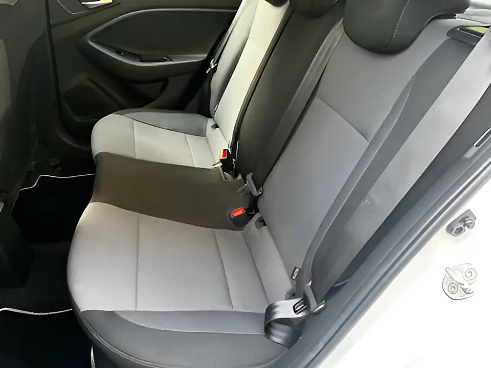Used 2017 Hyundai i20 Se Polar White - Interior and Exterior details 14