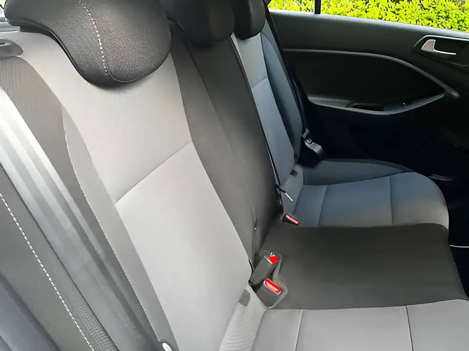 Used 2017 Hyundai i20 Se Polar White - Interior and Exterior details 15