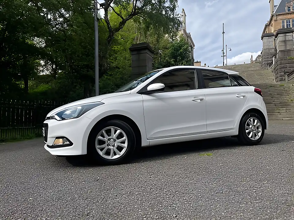 Used 2017 Hyundai i20 Se Polar White - Interior and Exterior details 18