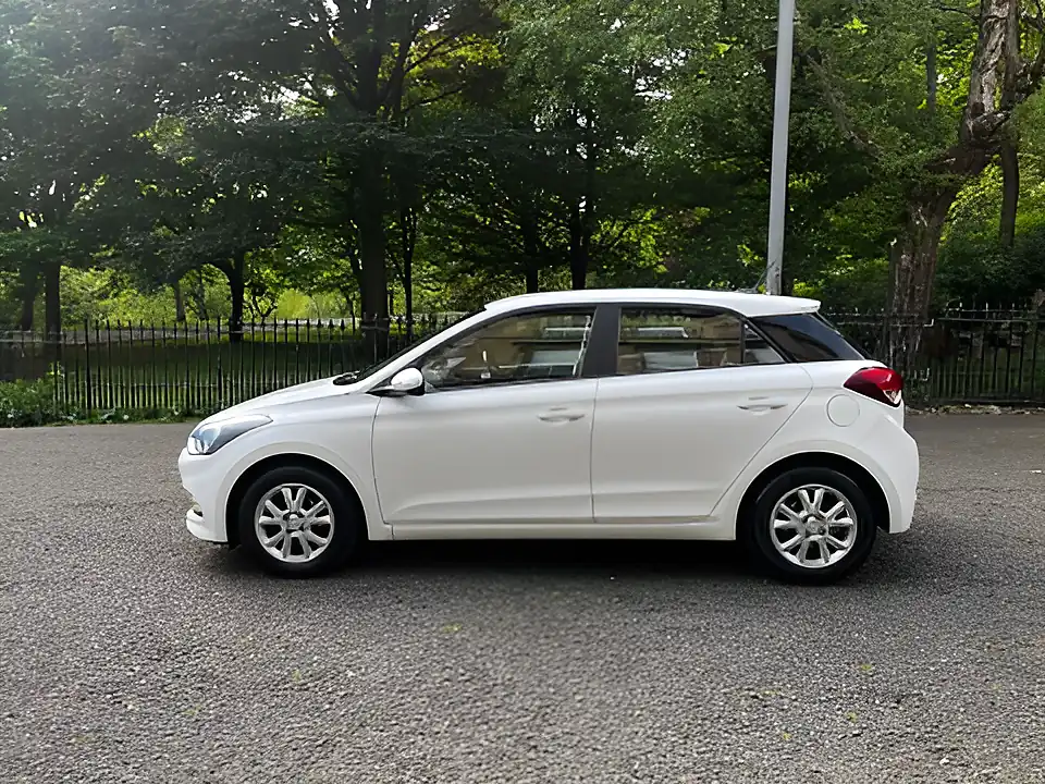 Used 2017 Hyundai i20 Se Polar White - Interior and Exterior details 2