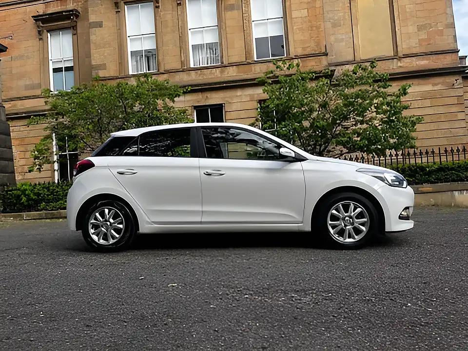 Used 2017 Hyundai i20 Se Polar White - Interior and Exterior details 6