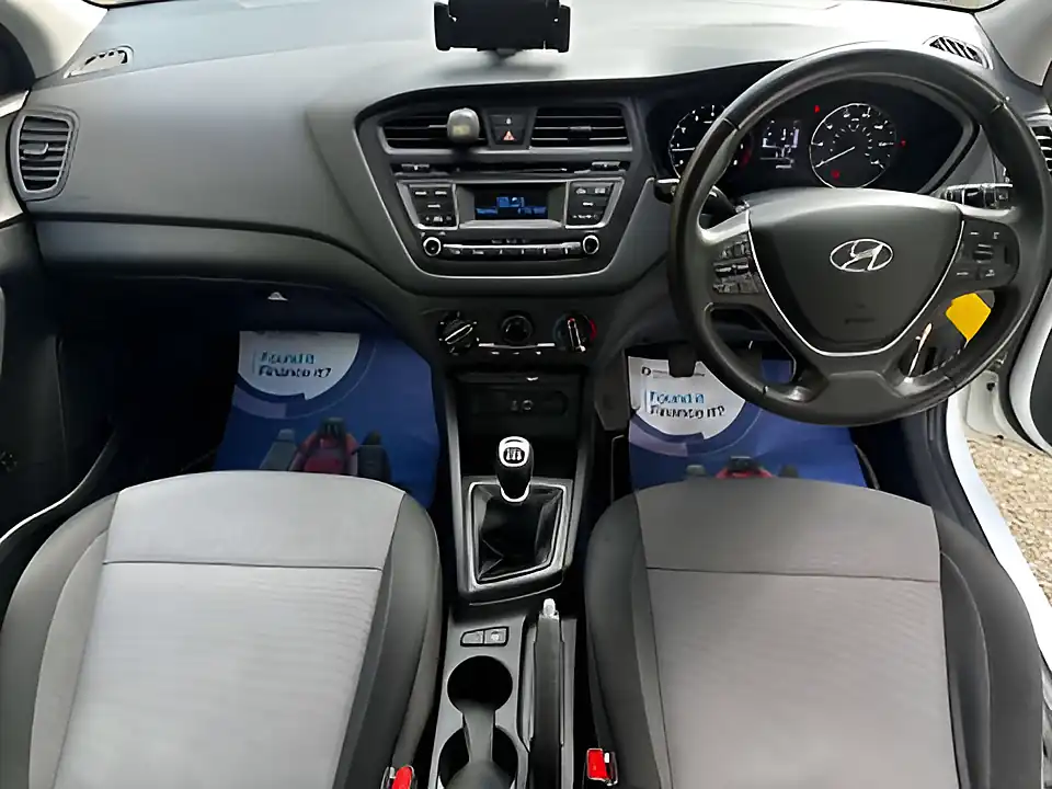 Used 2017 Hyundai i20 Se Polar White - Interior and Exterior details 9