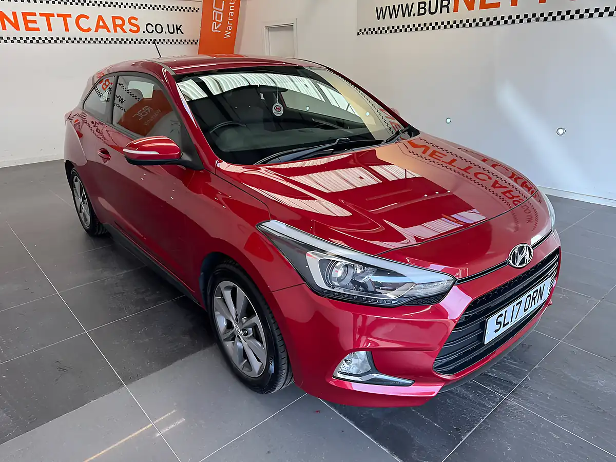 Used 2017 Hyundai i20 Se Red Metallic - Interior and Exterior details 4
