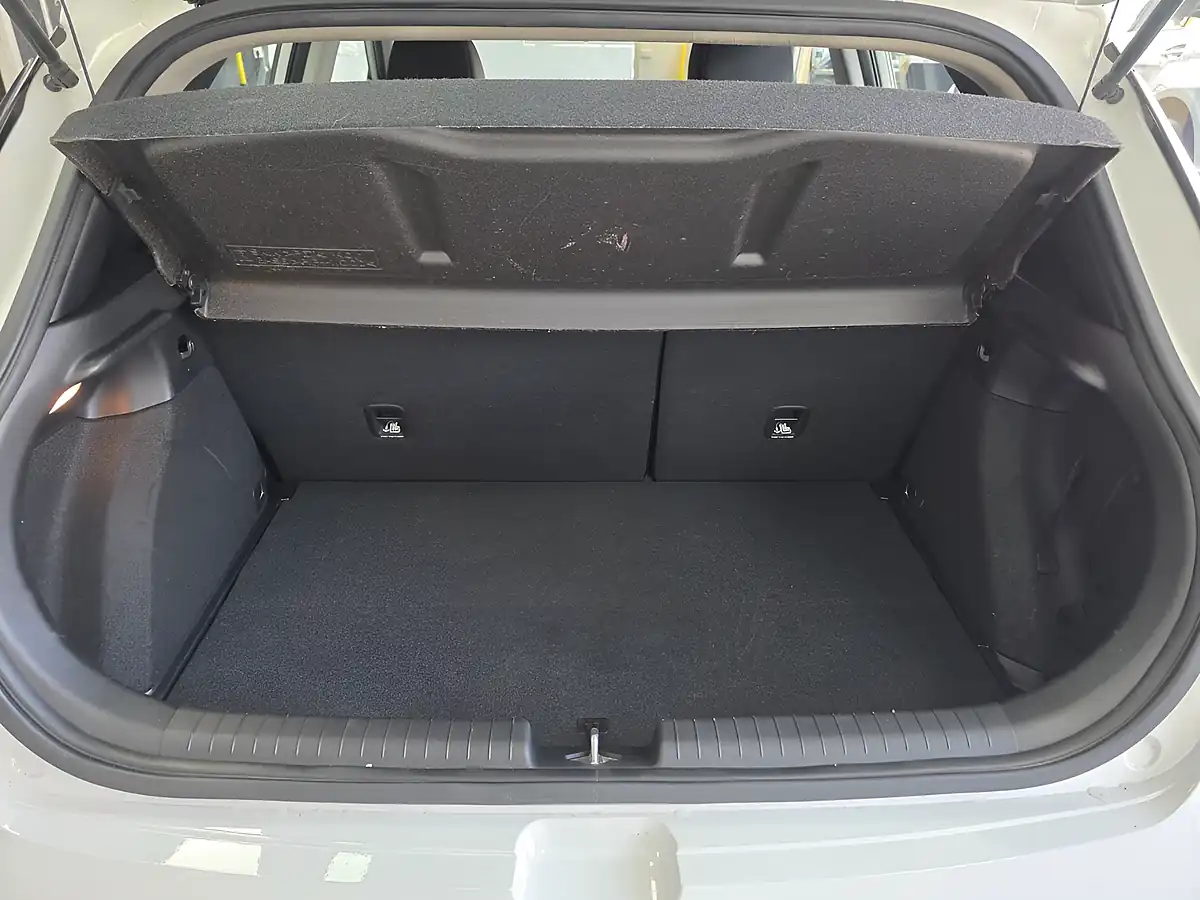 Used 2017 Hyundai i20 Se White - Interior and Exterior details 11