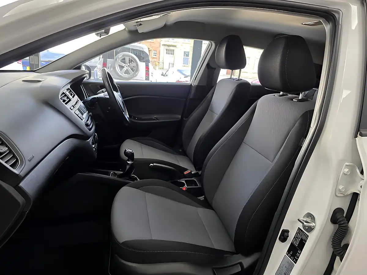 Used 2017 Hyundai i20 Se White - Interior and Exterior details 12