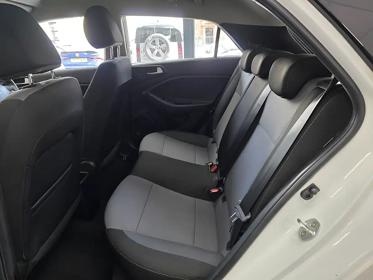 Used 2017 Hyundai i20 Se White - Interior and Exterior details 13