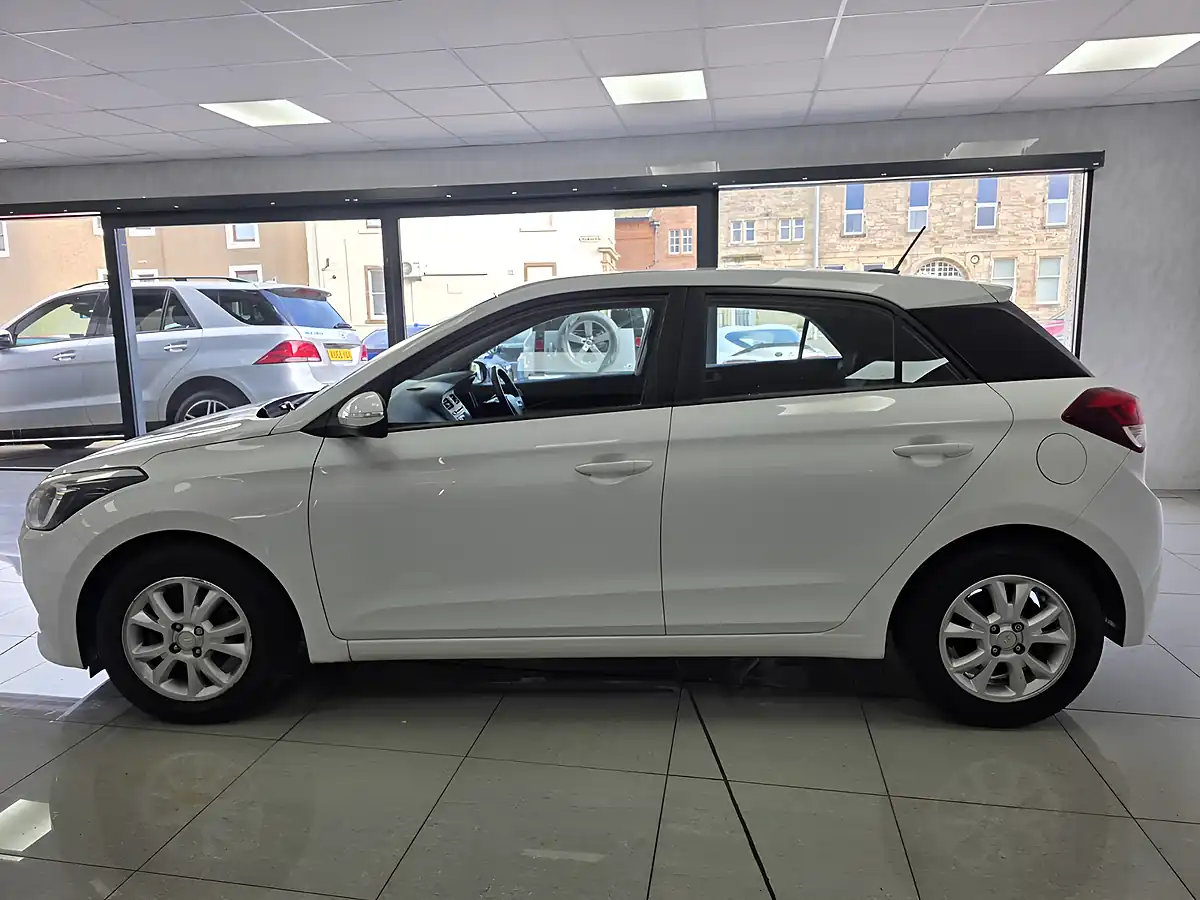 Used 2017 Hyundai i20 Se White - Interior and Exterior details 15