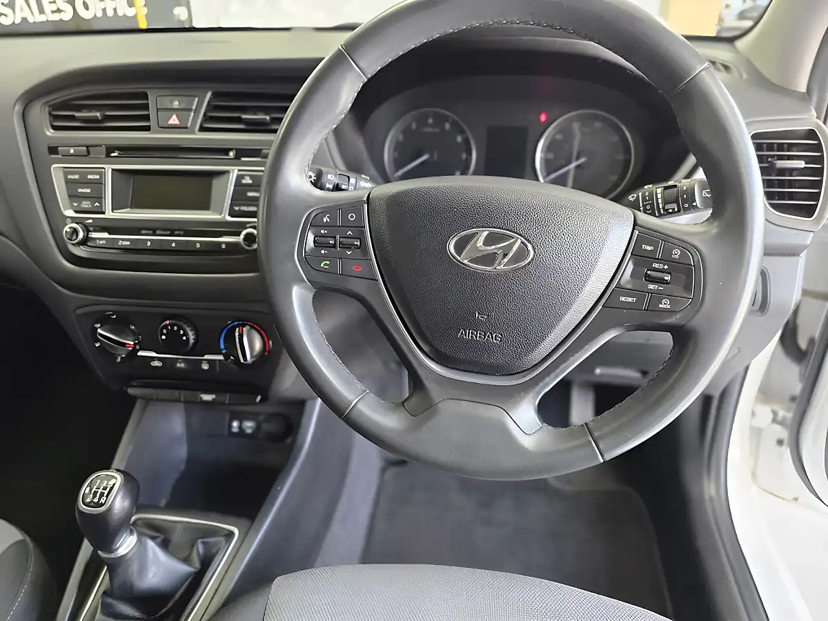Used 2017 Hyundai i20 Se White - Interior and Exterior details 8