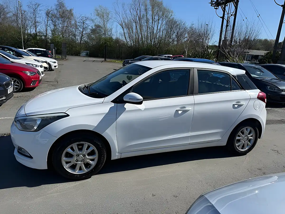 Used 2017 Hyundai I20 Se White - Interior and Exterior details 10