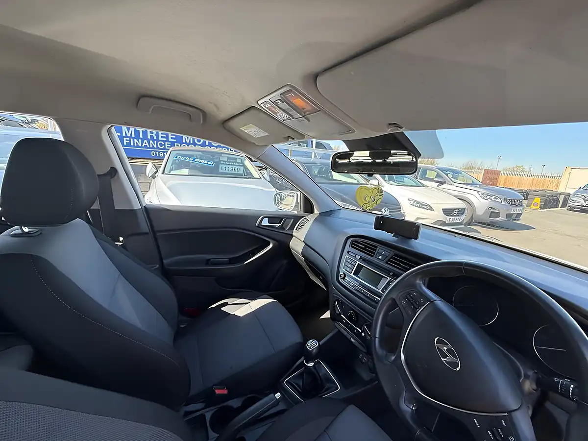 Used 2017 Hyundai I20 Se White - Interior and Exterior details 2