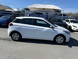 Used 2017 Hyundai I20 Se White - Interior and Exterior details 4