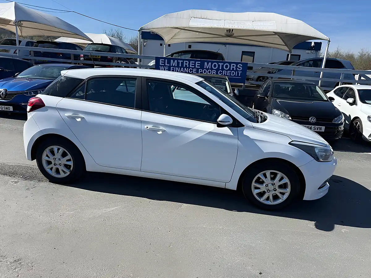 Used 2017 Hyundai I20 Se White - Interior and Exterior details 5