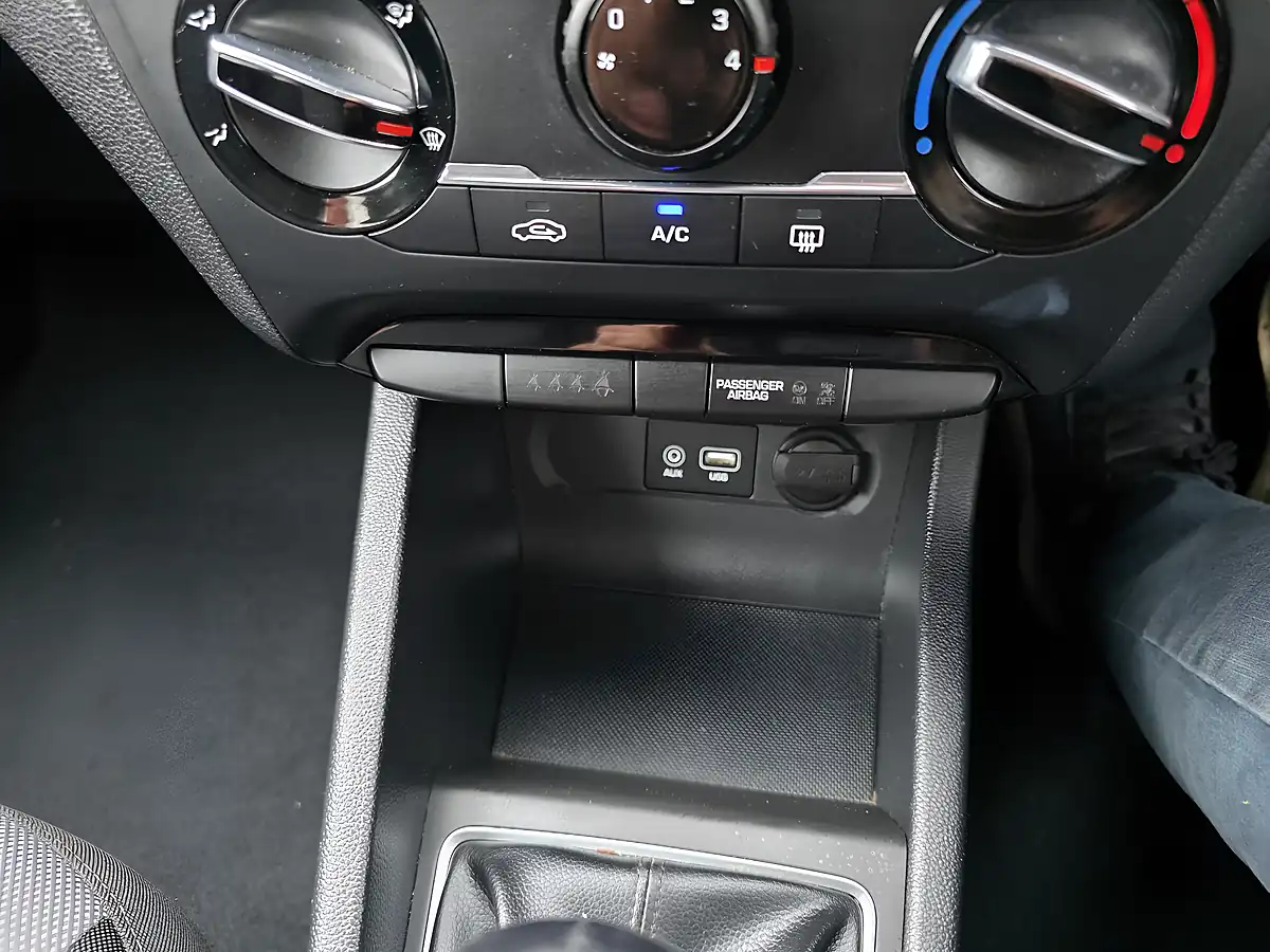 Used 2017 Hyundai i20 Se White - Interior and Exterior details 12