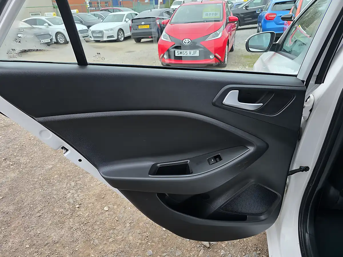 Used 2017 Hyundai i20 Se White - Interior and Exterior details 14