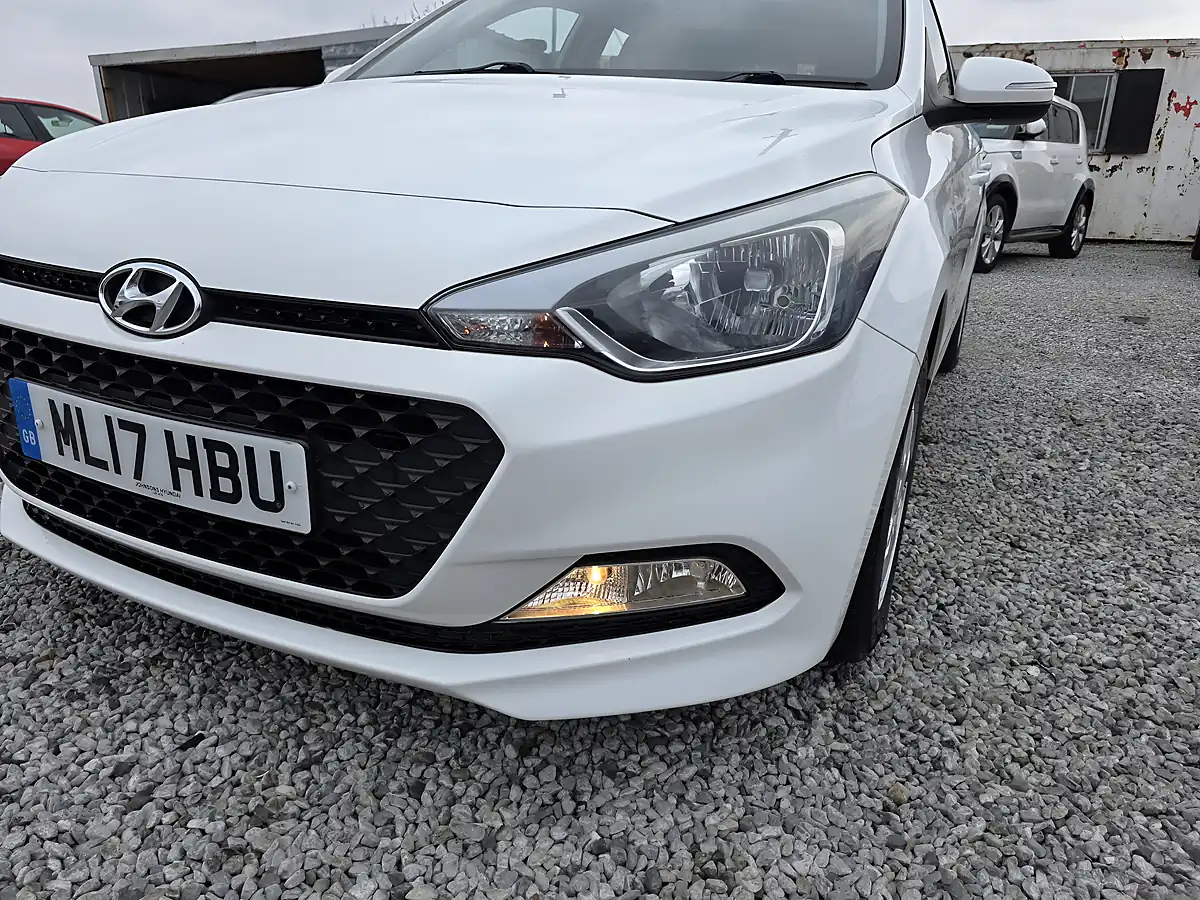 Used 2017 Hyundai i20 Se White - Interior and Exterior details 15