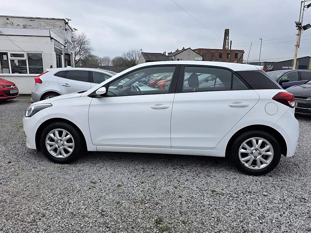 Used 2017 Hyundai i20 Se White - Interior and Exterior details 4