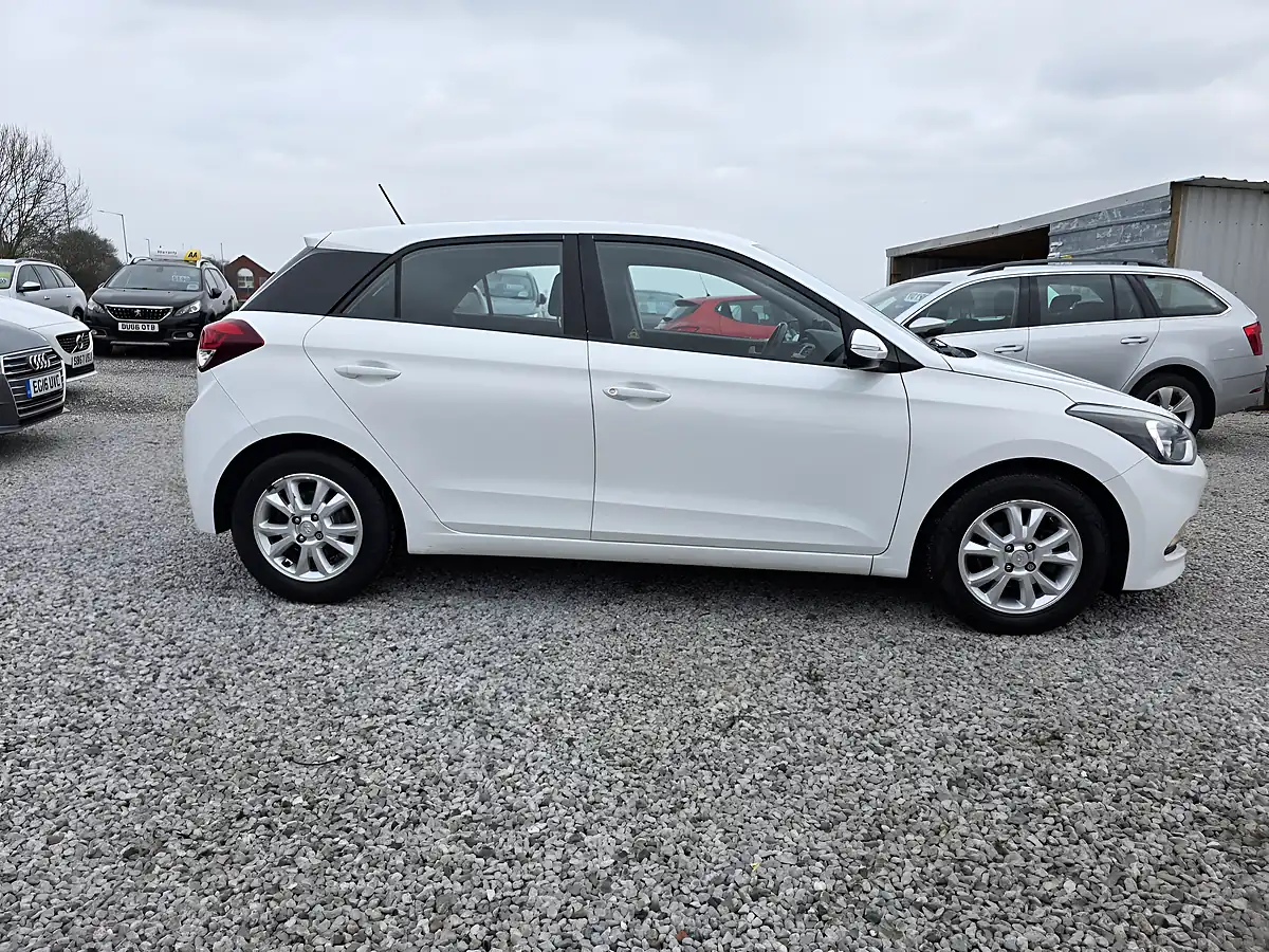 Used 2017 Hyundai i20 Se White - Interior and Exterior details 5