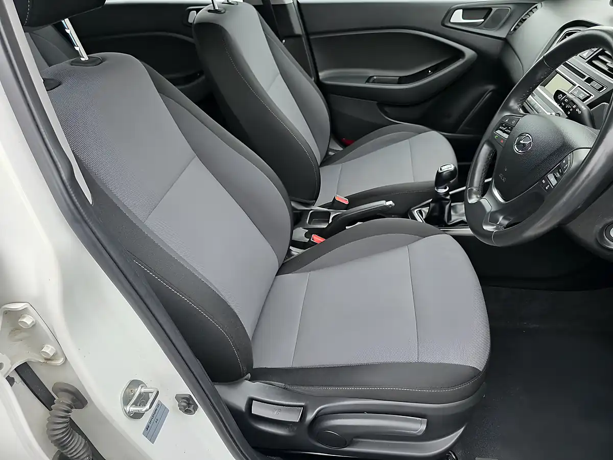 Used 2017 Hyundai i20 Se White - Interior and Exterior details 9