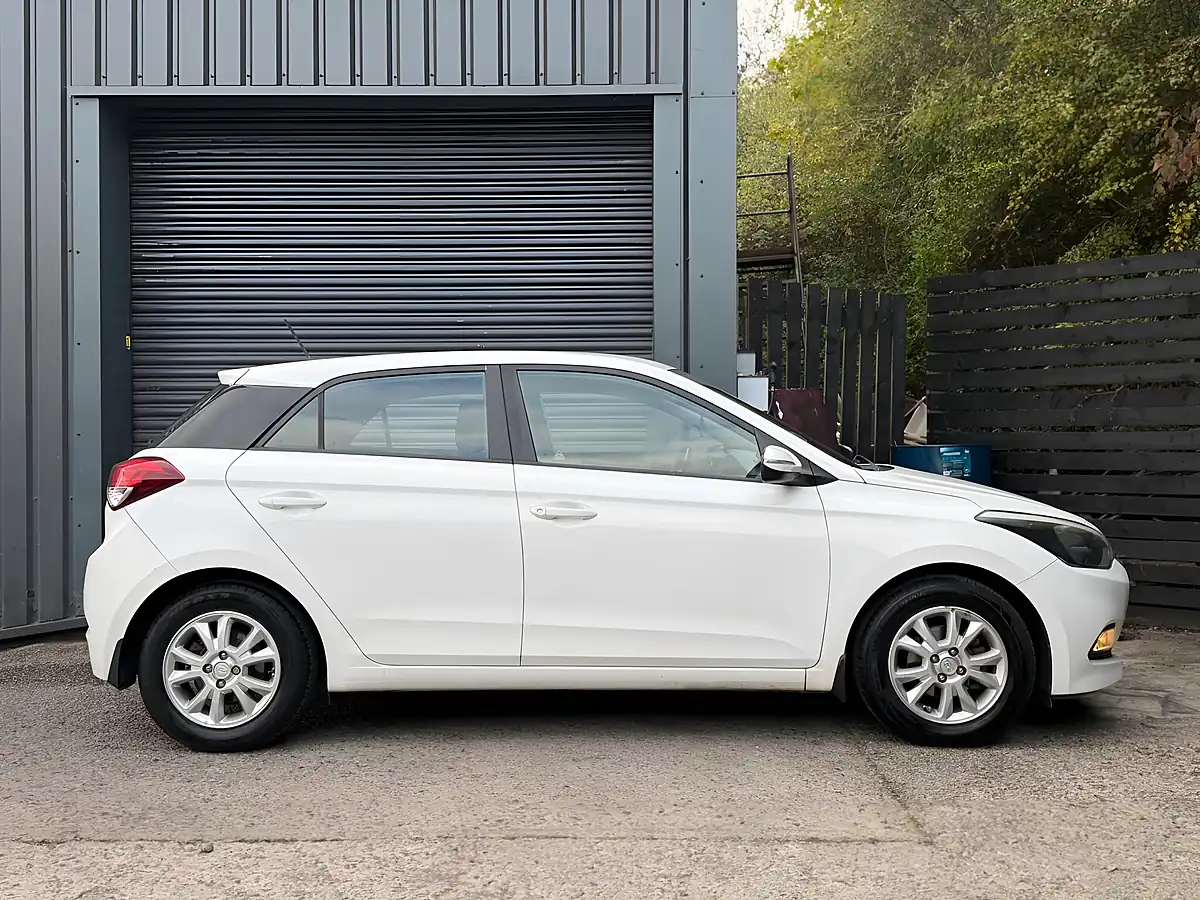 Used 2017 Hyundai I20 Se White - Interior and Exterior details 4