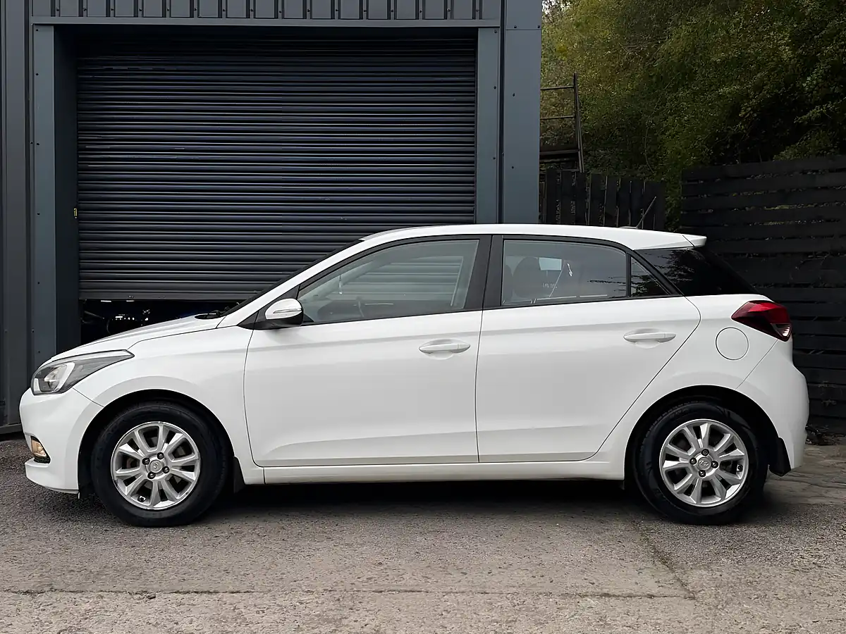 Used 2017 Hyundai I20 Se White - Interior and Exterior details 5