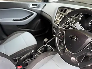 Used 2017 Hyundai I20 Se White - Interior and Exterior details 6