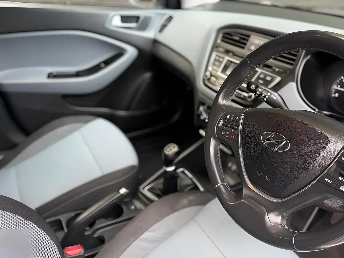 Used 2017 Hyundai I20 Se White - Interior and Exterior details 6