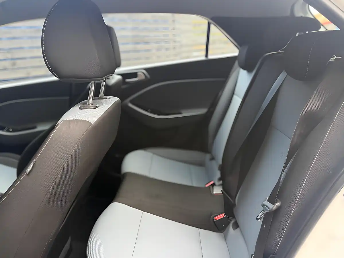 Used 2017 Hyundai I20 Se White - Interior and Exterior details 8