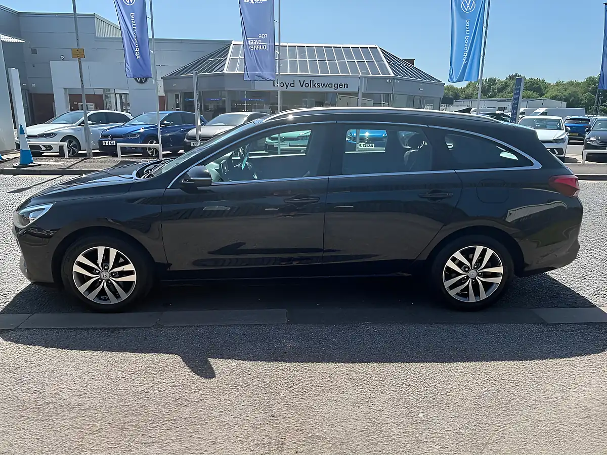 Used 2017 Hyundai i30 Estate Black - Interior and Exterior details 3