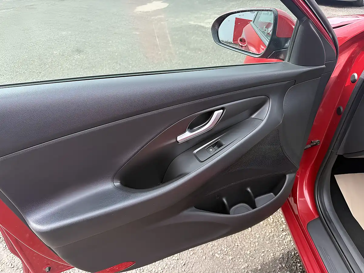 Used 2017 Hyundai i30 Se Nav Red - Interior and Exterior details 16