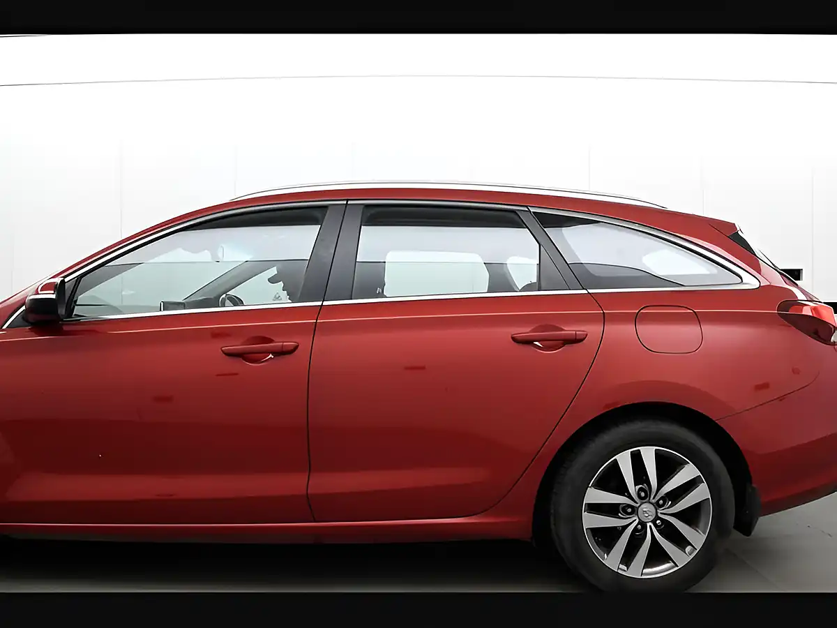 Used 2017 Hyundai i30 Se Nav Tourer Red - Interior and Exterior details 10