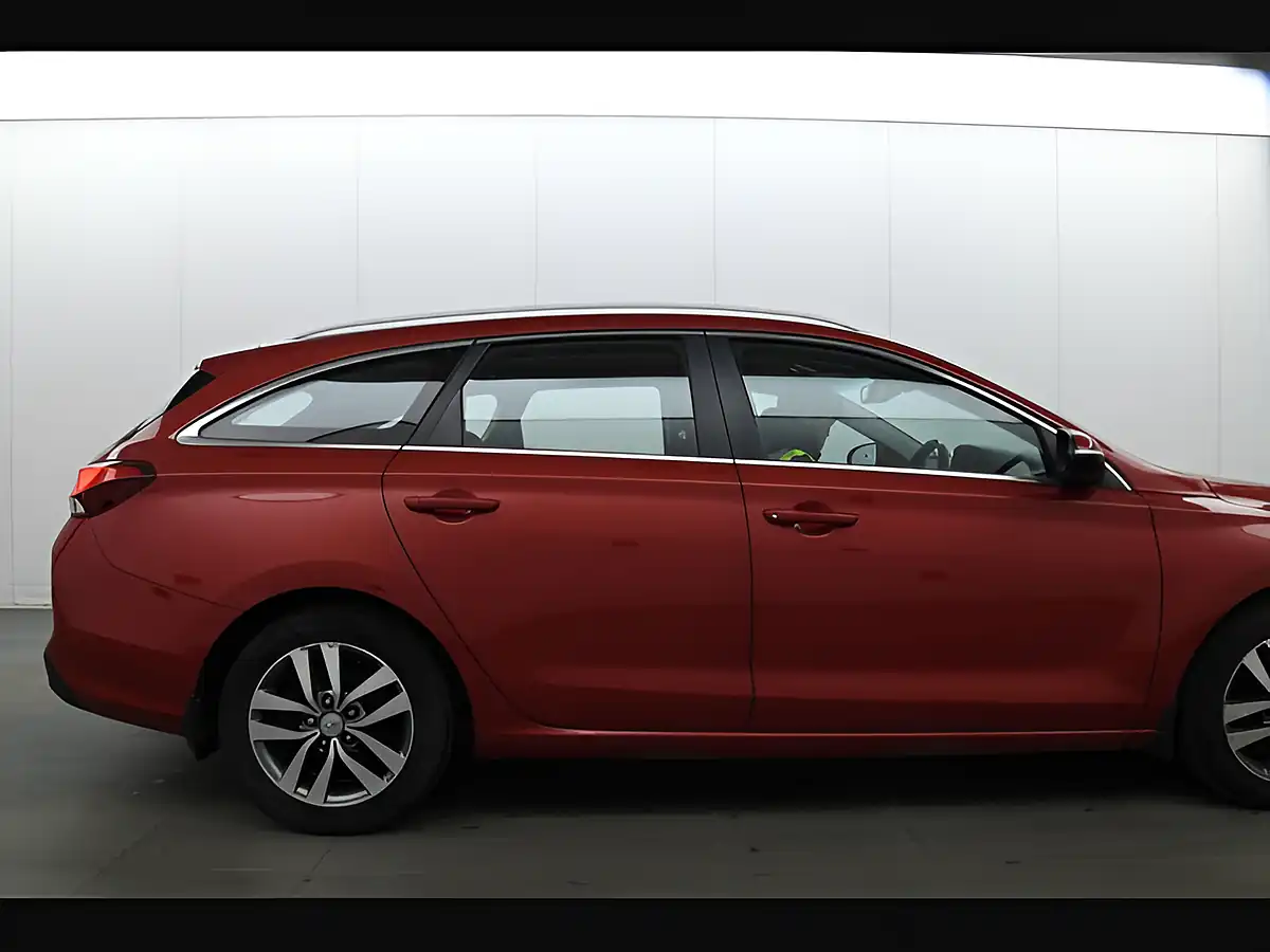 Used 2017 Hyundai i30 Se Nav Tourer Red - Interior and Exterior details 17