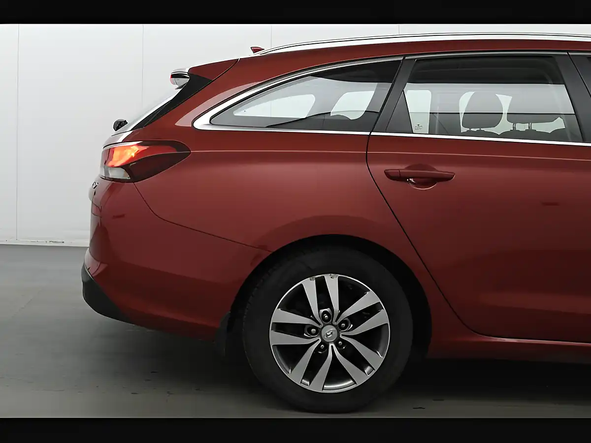 Used 2017 Hyundai i30 Se Nav Tourer Red - Interior and Exterior details 18