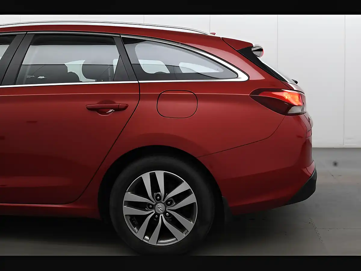 Used 2017 Hyundai i30 Se Nav Tourer Red - Interior and Exterior details 9